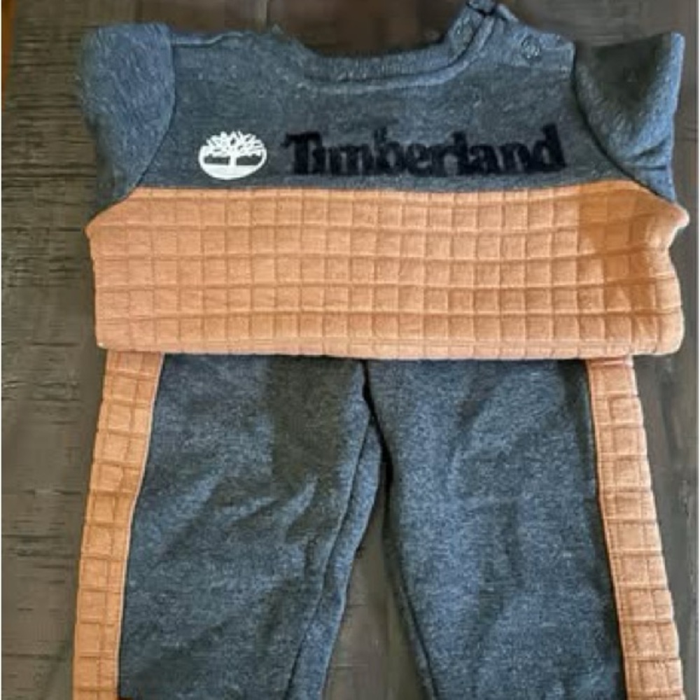 Jogger Sweatpants Relaxed Fit, 4 complete outfits and (1) pair Levi jeans.